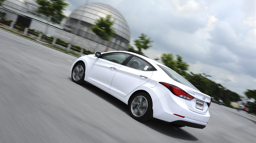 Elantra được đ&aacute;nh gi&aacute; cao ở thiết kế đẹp mắt, ấn tượng trong khi Corolla ghi điểm ở khả năng tiết kiệm xăng