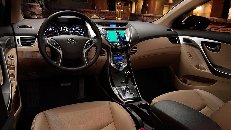 Khi so s&aacute;nh xe &ocirc; t&ocirc;, Huyndai Elantra sở hữu giao diện th&ocirc;ng tin giải tr&iacute; được đ&aacute;nh gi&aacute; tốt hơn