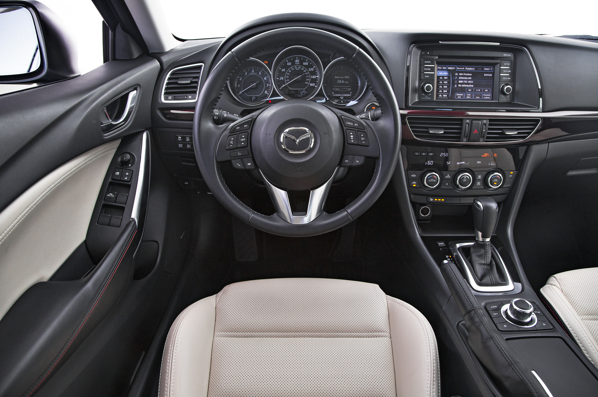 Thế mạnh của Mazda6 khi so s&aacute;nh xe &ocirc; t&ocirc; l&agrave; hệ thống phanh tự động v&agrave; hệ thống cảnh b&aacute;o va chạm ph&iacute;a trước