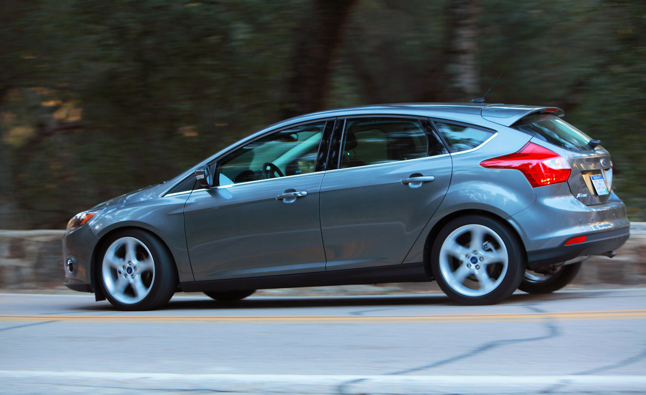 Ford Focus nổi tiếng với động cơ mạnh mẽ v&agrave; khả năng tiết kiệm nhi&ecirc;n liệu khi so s&aacute;nh &ocirc; t&ocirc;