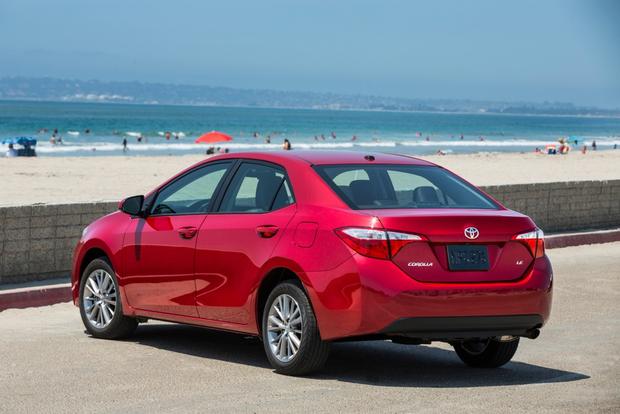 Khi so s&aacute;nh xe &ocirc; t&ocirc; về độ an to&agrave;n, Toyota Corolla 2015 kh&ocirc;ng cung cấp nhiều tiện &iacute;ch an to&agrave;n c&ocirc;ng nghệ cao