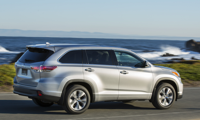 Toyota Highlander vượt trội hơn CX-9 khi so s&aacute;nh xe &ocirc; t&ocirc; bởi đem đến cho kh&aacute;ch h&agrave;ng t&ugrave;y chọn ba động cơ
