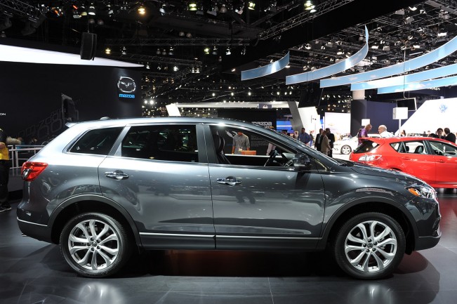 Ngoại thất hiện đại v&agrave; tr&agrave;n đầy sức sống của CX-9 l&agrave; thế mạnh khi so s&aacute;nh xe &ocirc; t&ocirc;