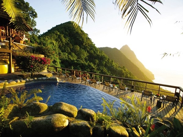 Lang thang trên những con đường vắng vẻ hay đơn giản là nằm dài trên bãi biển ngay phía trước resort, bạn sẽ không ngạc nhiên bởi mình chẳng hề muốn trở về cuộc sống hiện tại một khi đã đặt chân đến St. Lucia, đảo quốc nằm giữa vùng biển Carribean