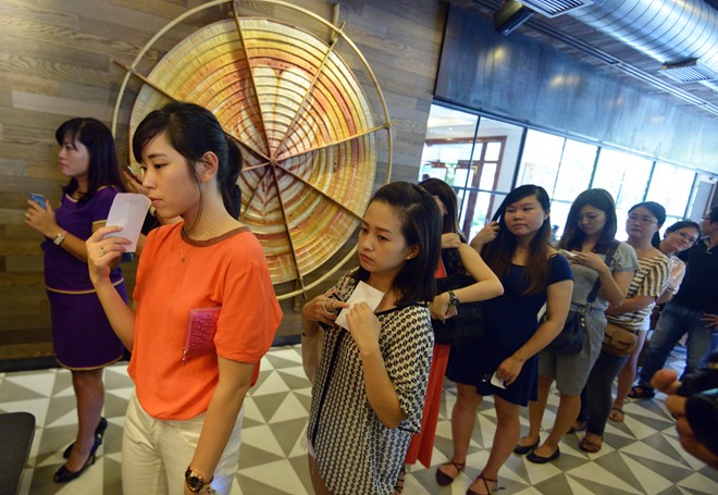 Nhiều người t&ograve; m&ograve; về thương hiệu Starbucks nổi tiếng thế giới