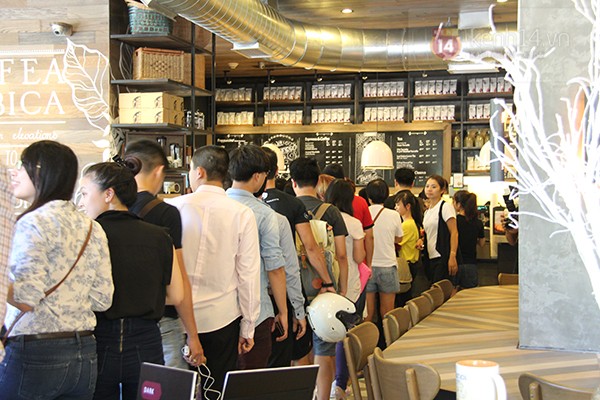 H&agrave;ng loạt người xếp h&agrave;ng d&agrave;i để c&oacute; cơ hội thưởng thức cafe Starbucks ở H&agrave; Nội