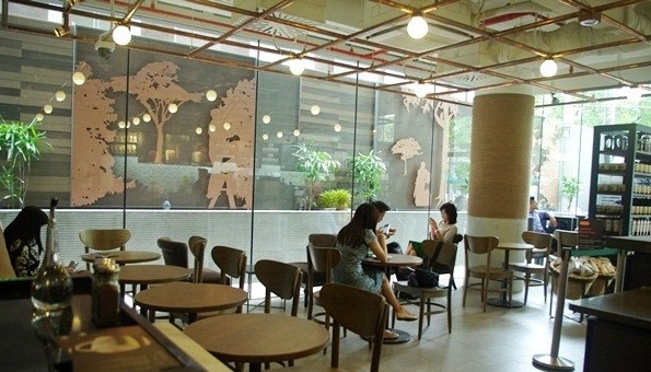 Buổi khai trương vắng lặng tại cửa h&agrave;ng Starbucks ở S&agrave; G&ograve;n
