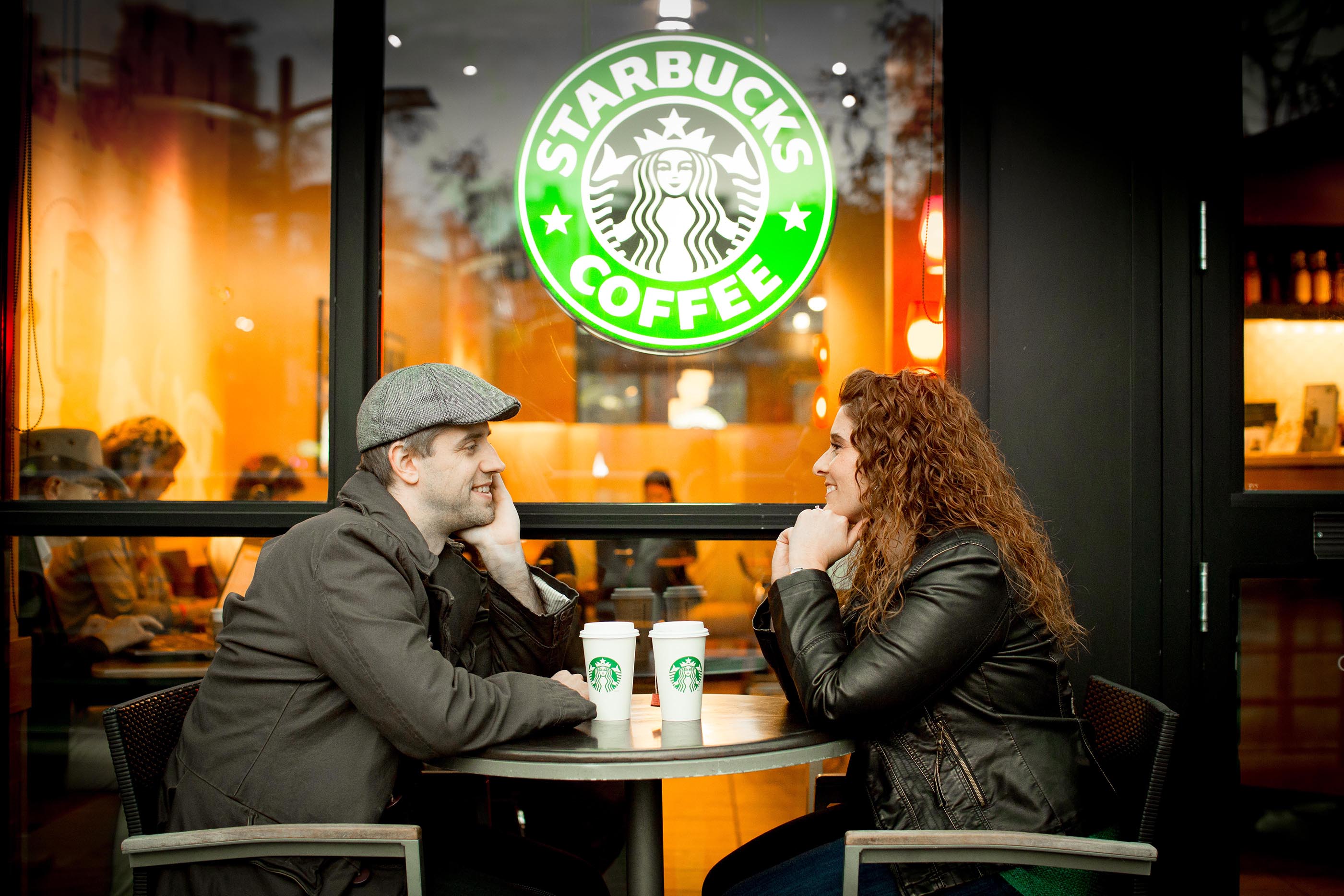 Kh&aacute;ch h&agrave;ng tại một cửa h&agrave;ng b&aacute;n lẻ của Starbucks. Ảnh minh họa 