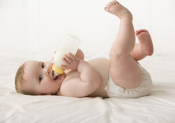 Các mẹ c&acirc;̀n h&ecirc;́t sức lưu ý khi chọn sữa cho trẻ sơ sinh