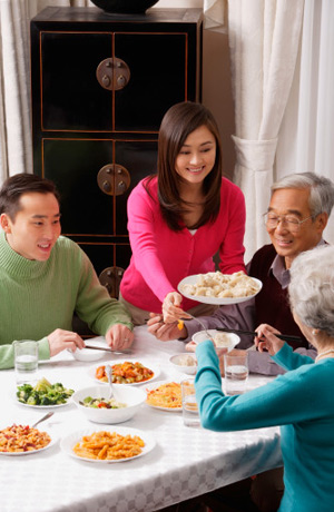 Tự tay chuẩn bị bữa tối với những m&oacute;n ăn mẹ th&iacute;ch để tặng qu&agrave; mẹ sẽ rất &yacute; nghĩa
