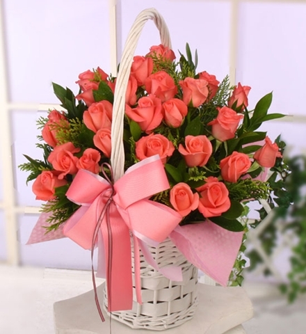 Tặng qu&agrave; 8/3 cho vợ l&agrave; một giỏ hoa tươi v&agrave; thiệp ch&uacute;c mừng sẽ thật &yacute; nghĩa