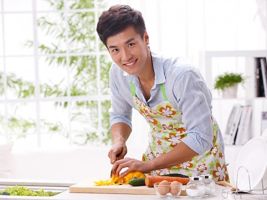 C&aacute;c &ocirc;ng chồng tự tay chuẩn bị bữa tối để tặng qu&agrave; 8/3 sẽ khiến vợ rất cảm động