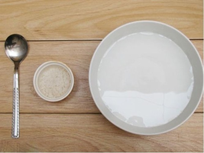 Tiếp tục hòa 20 – 25g đường với nước, vớt táo trong dung dịch muối cho vào ngâm trong nước đường khoảng 3 giờ để chúng có thể ngấm kỹ.