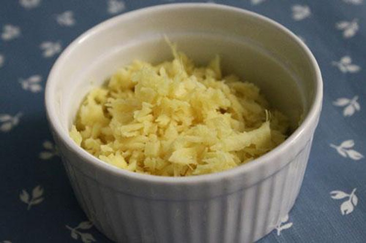 Đợi đến thời điểm những lát táo săn lại, dùng gừng giã nhỏ rồi trộn đều táo đã phơi khô cùng lượng đường, muối còn lại. Ướp khoảng 4 giờ rồi đem phơi thêm 1 ngày nữa là có thể thưởng thức.