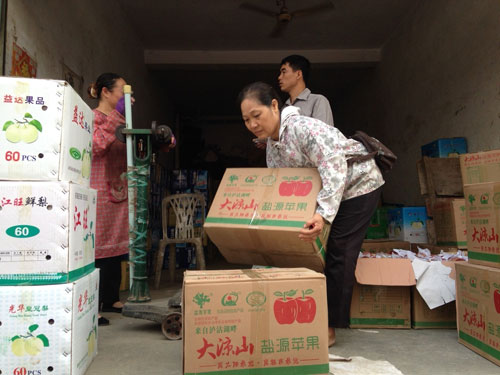 Bốc dỡ t&aacute;o Trung Quốc tại b&atilde;i xe cửa khẩu Kim Th&agrave;nh (L&agrave;o Cai)