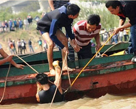 Trong suốt quá trình vụ án xảy ra, Đăng ký và nhận 60K 24 bao lì xì miễn phí mỗi ngày chị Huyền đã phải chi một khoản tiền khổng lồ để thuê thợ lặn, thuê thuyền tìm xác chị Huyền trên sông.