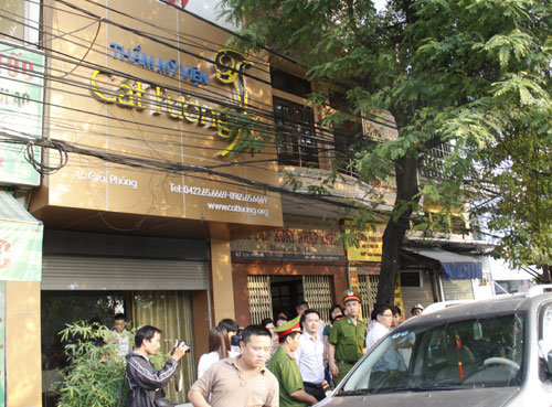 Ngày 19/10/2013, tại thẩm mỹ viện Cát Tường (số 45 Giải Phóng - Hai Bà Trưng - HN) xảy ra vụ án rúng động dư luận, khi chính bác sĩ Nguyễn Mạnh Tường - Giám đốc TMV đã cùng nhân viên ném xác phi tang người khách hàng xấu số Lê Thị Thanh Huyền xuống sông Hồng.
