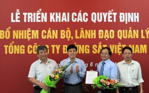 L&atilde;nh đạo Bộ Giao th&ocirc;ng Vận tải trao quyết định bổ nhiệm chức vụ Tổng gi&aacute;m đốc Tổng c&ocirc;ng ty Đường sắt cho &ocirc;ng Vũ T&aacute; T&ugrave;ng, thay cho &ocirc;ng Nguyễn Đạt Tường.
