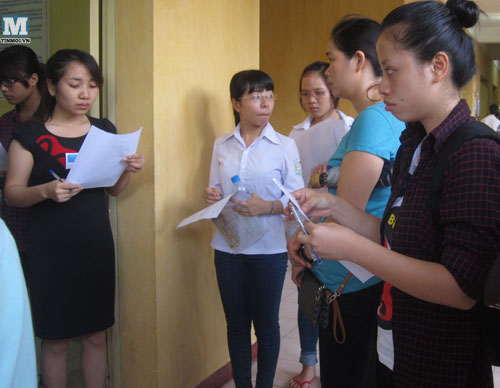 Giám thị gọi thí sinh vào phòng thi.