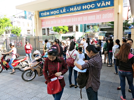 Thời gian làm bài thi môn toán ĐH 2014 sắp kết thúc, chúc cho các sĩ tử giữ được tâm thế tốt cho bài thi môn Vật Lý chiều nay (4/7)
