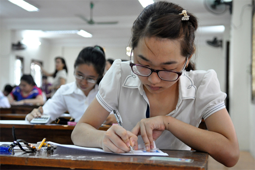 Thí sinh bắt đầu làm bài thi môn toán tại Đại học Ngoại thương