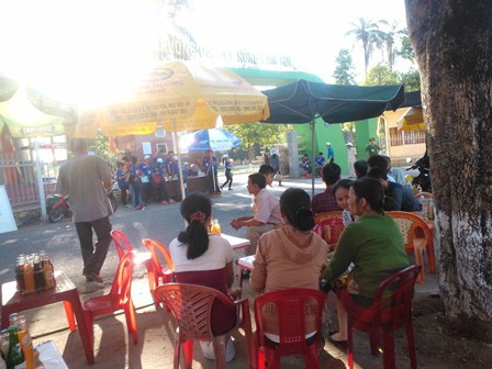 Phụ huynh chờ bên ngoài đợi con em mình trong thời gian làm bài thi đại học môn Toán 2014