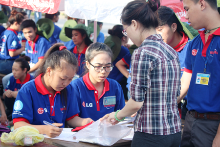 Đồ đùng, tư trang của các thí sinh được đội tình nguyện nhiệt tình phụ trách cất giữ