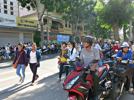 Trong khi đó, tại điểm trường thi Đà Nẵng, từ 5h30 sáng, đã có đông thí sinh và người nhà đưa con em đi thi đại học 2014