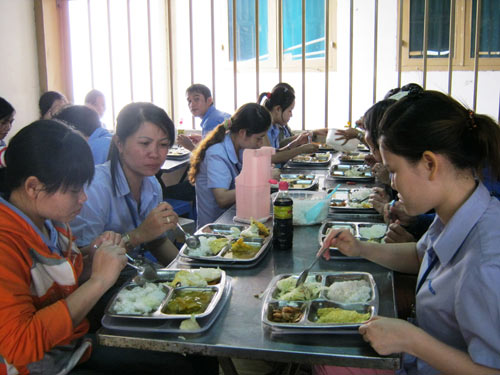 Bữa cơm công nhân đang bị đe dọa bởi nhiều loại thịt lợn bẩn bán tràn lan