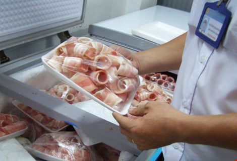 Số thịt đ&ocirc;ng lạnh kh&ocirc;ng r&otilde; nguồn gốc được đ&oacute;ng g&oacute;i đẹp mắt