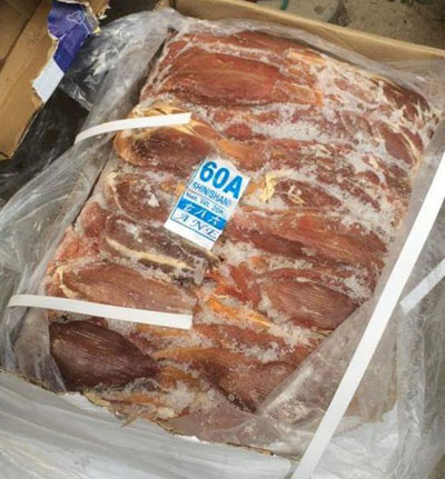 Thịt b&ograve; đ&ocirc;ng lạnh cũng đang rỉ nước, bốc m&ugrave;i kh&oacute; ngửi