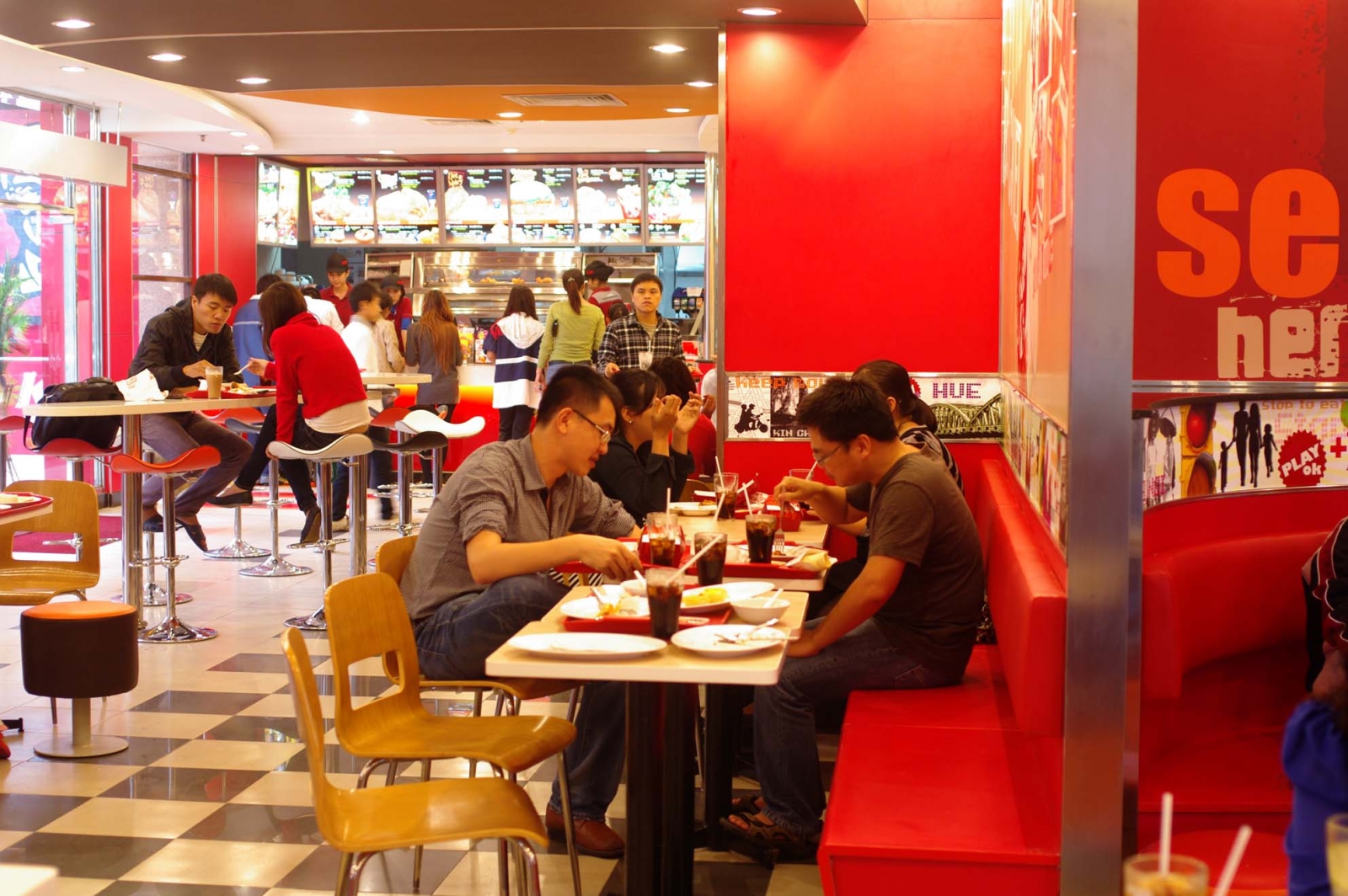 G&agrave; r&aacute;n KFC được nhiều người y&ecirc;u th&iacute;ch nhưng cũng khiến người ta lo ngại