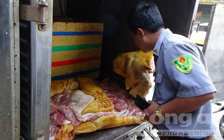 Thịt heo h&ocirc;i được l&agrave;m cho da ngả m&agrave;u v&agrave;ng v&agrave; biến th&agrave;nh heo rừng