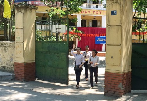 Các thí sinh đầu tiên bước ra ngoài