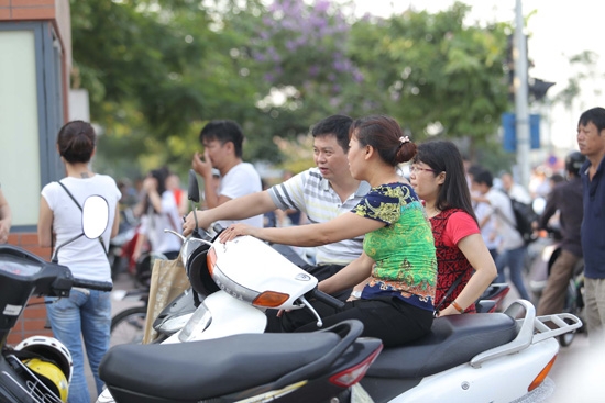 Các bậc phụ hunh đứng chờ ở bên ngoài