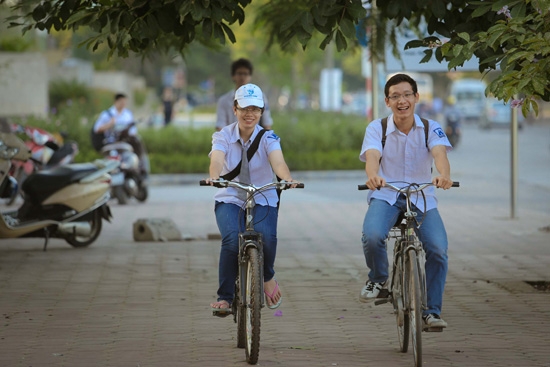 Có những em học sinh tự đạp xe đi thi