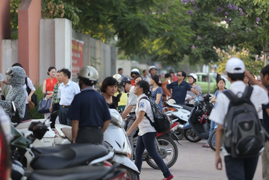Các bậc phụ huynh đưa con đến trường tham dự kì thi