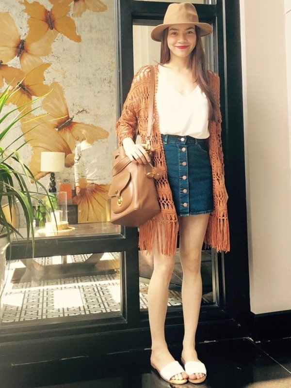 Thời trang 20/10 của bạn g&aacute;i sẽ thật s&agrave;nh điệu với ch&acirc;n v&aacute;y denim c&agrave;i khuy v&agrave; cardigan