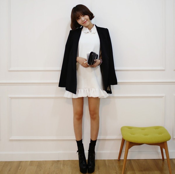 Kết hợp v&aacute;y liền v&agrave; blazer thanh lịch, nữ t&iacute;nh