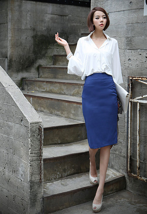 Ngo&agrave;i trang phục c&ocirc;ng sở, bạn g&aacute;i c&oacute; thể chọn sơ mi oversize mặc đi chơi