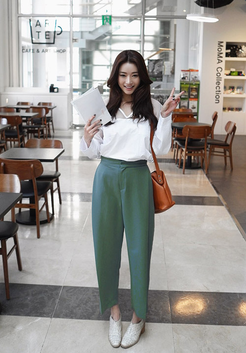 C&aacute;c n&agrave;ng c&oacute; thể diện quần baggy vải đi l&agrave;m, đi chơi hay đi học đều ph&ugrave; hợp