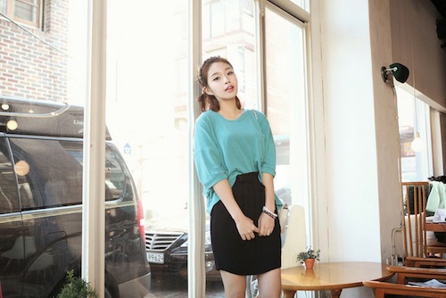 Kết hợp &aacute;o thun oversized v&agrave; ch&acirc;n v&aacute;y đẹp năng động v&agrave; trẻ trung hơn