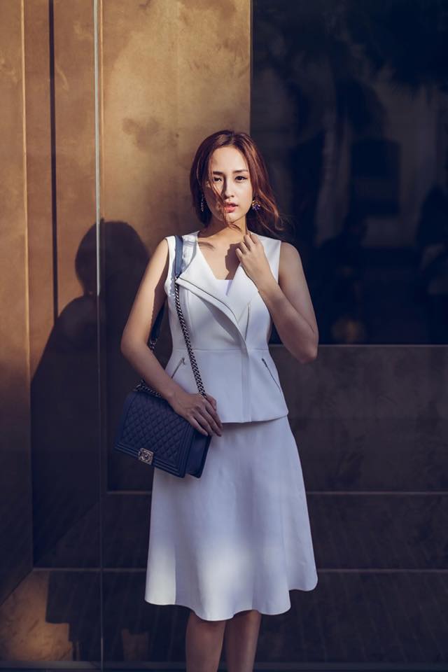 Mai Phương Th&uacute;y chọn những thiết kế tương đối cầu k&igrave;, thi&ecirc;n về xu hướng gợi cảm