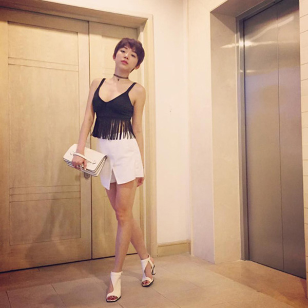 Thời trang h&egrave; của T&oacute;c Ti&ecirc;n c&aacute; t&iacute;nh hơn với &aacute;o tua rua hai d&acirc;y