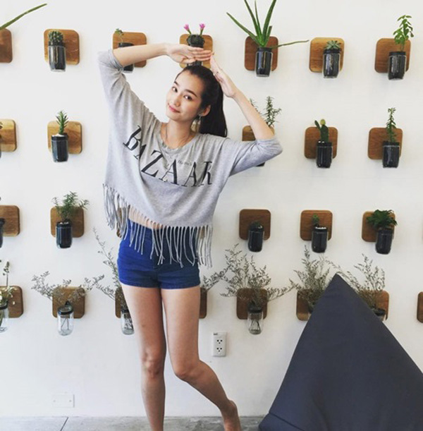 Tr&uacute;c Diễm năng động v&agrave; trẻ trung hơn với &aacute;o tua rua v&agrave; shorts jean