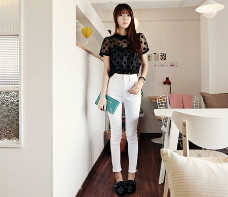 Thời trang hè của bạn gái cá tính và trẻ trung hơn với qu&acirc;̀n jeans trắng
