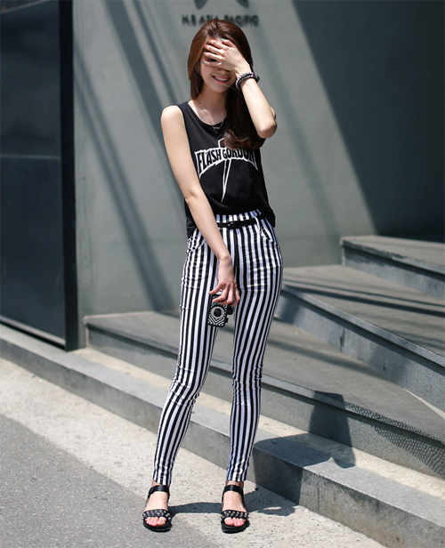 Quần kẻ sọc cũng l&agrave; một m&oacute;n đồ thời trang h&egrave; 2015 'ruột' cho c&ocirc; n&agrave;ng nấm l&ugrave;n