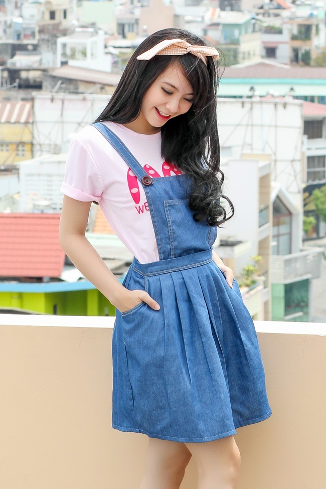 V&aacute;y jean cũng l&agrave; một lựa chọn cho những c&ocirc; n&agrave;ng th&iacute;ch diện đồ jean v&agrave;o h&egrave;