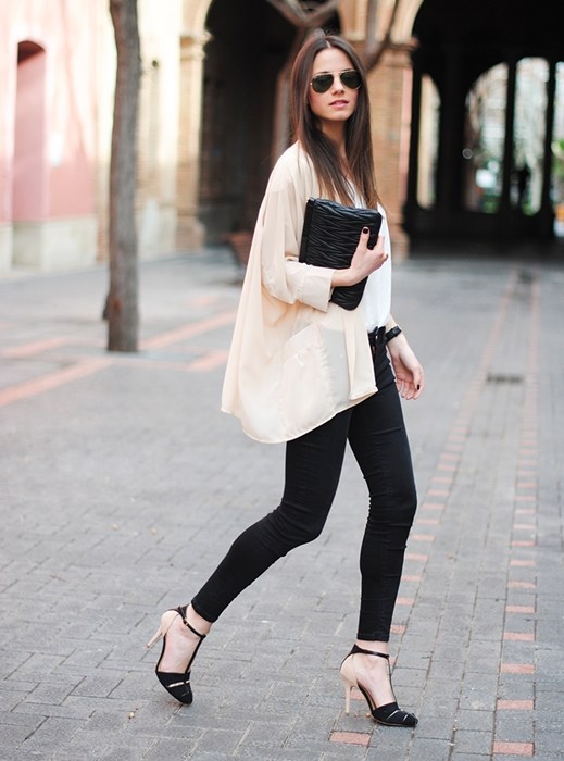 C&aacute;c n&agrave;ng c&oacute; thể phối &aacute;o kho&aacute;c kimono với quần jeans &ocirc;m s&aacute;t