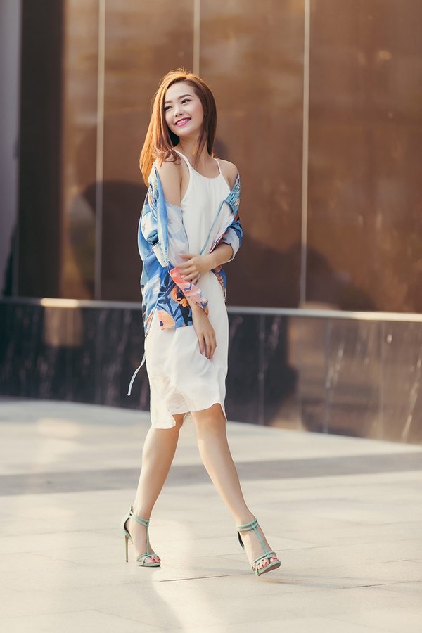 Thời trang h&egrave; l&atilde;ng mạn, bay bổng với v&aacute;y liền v&agrave; &aacute;o kho&aacute;c kimono họa tiết